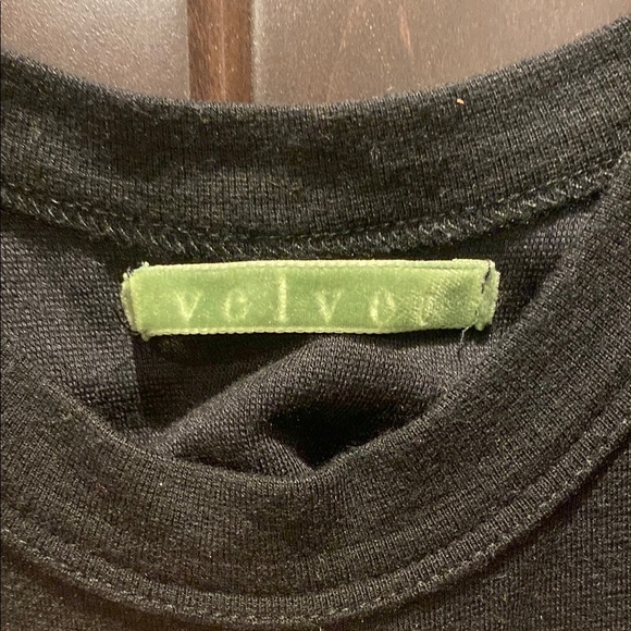 Elegant Black Sleeveless Dress - Picture 2 of 3